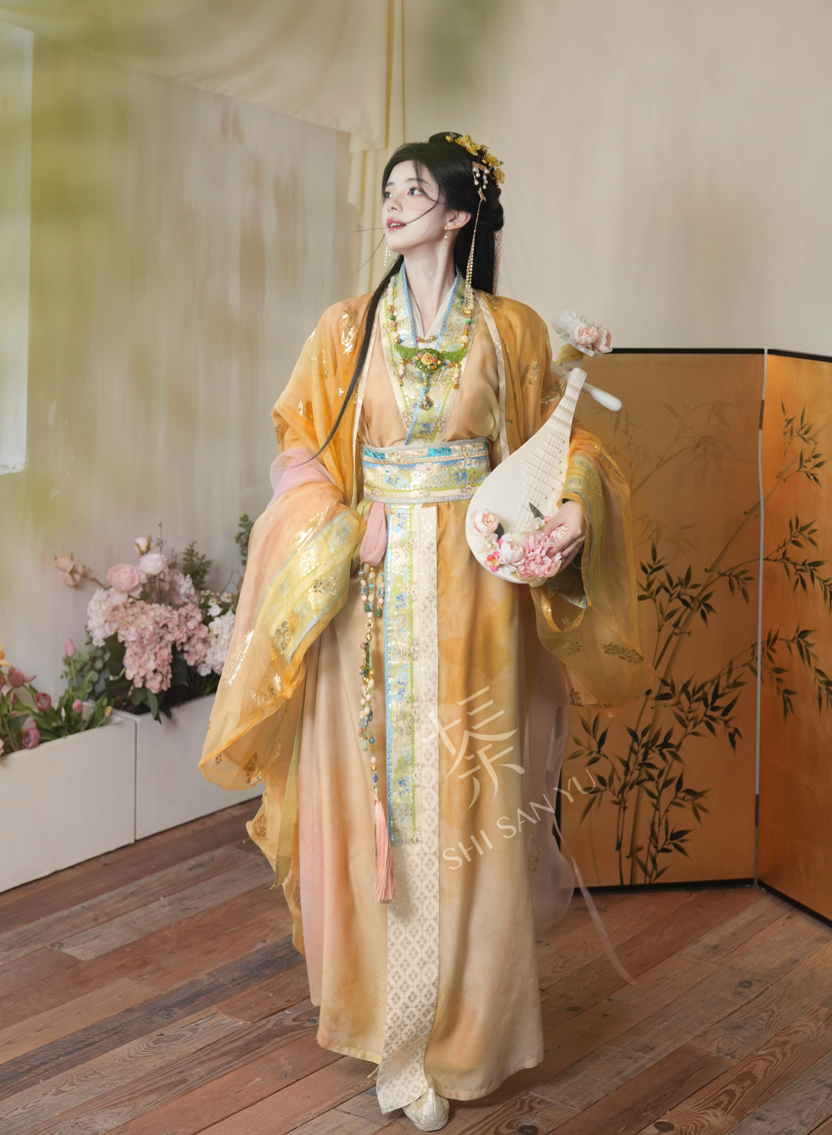 Qi Guang 齐光 Rising Light Fantasy Han Dynasty Golden Zhiju Robe à ourlet droit