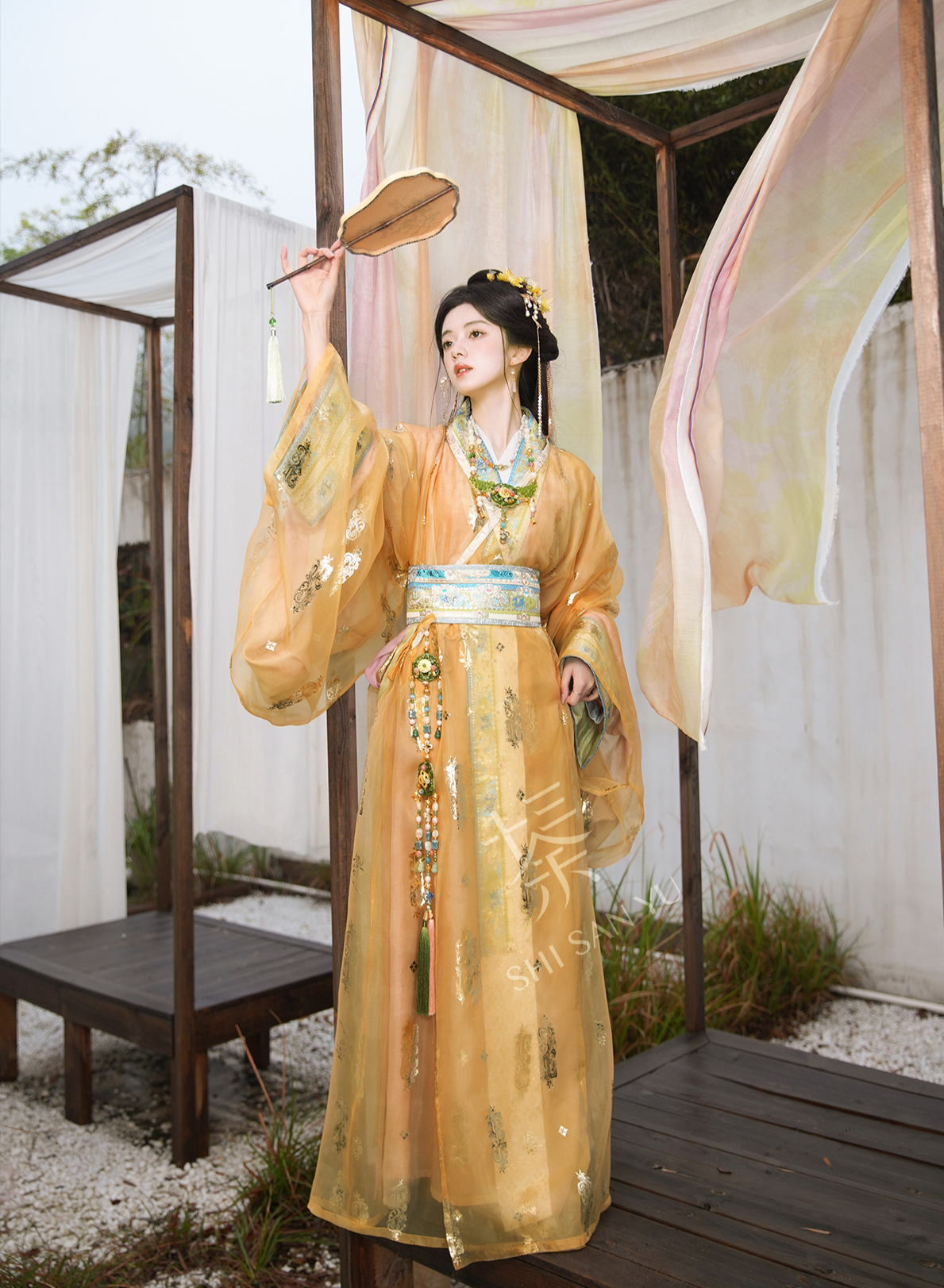 Qi Guang 齐光 Rising Light Fantasy Han Dynasty Golden Zhiju Robe à ourlet droit