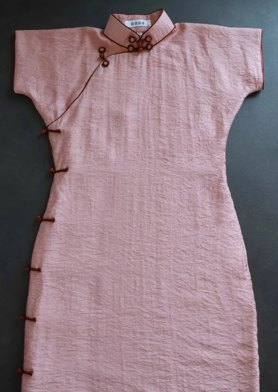 Инь Тао 樱桃 Вишнево-розовый Ципао с короткими рукавами и цветочным узлом 1930-х годов