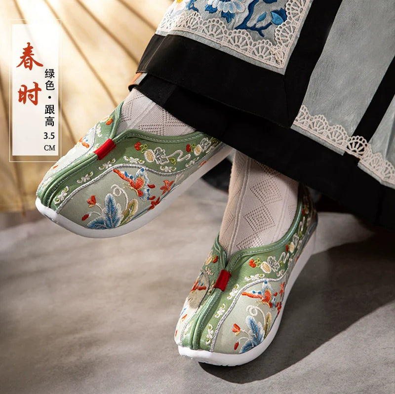 Summer Garden 夏季花园 Qing Dynasty Embroidered Rising Cloud Dengyun Shoes
