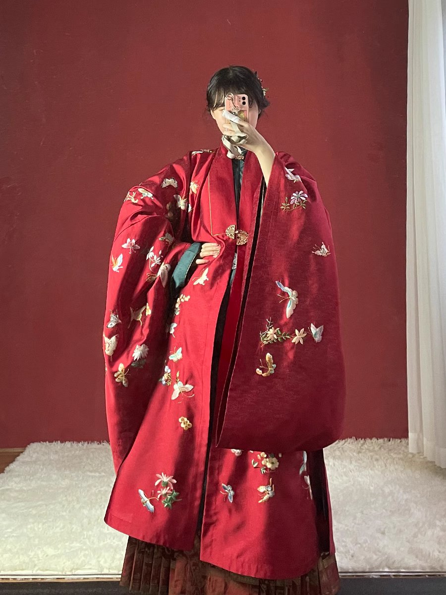 Baidie 百蝶披风 Veste des Cent Papillons Pifeng de la Fin de la Dynastie Ming