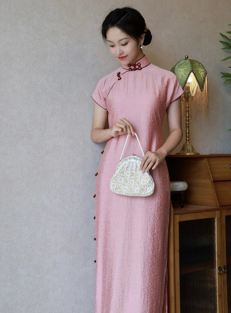 Инь Тао 樱桃 Вишнево-розовый Ципао с короткими рукавами и цветочным узлом 1930-х годов