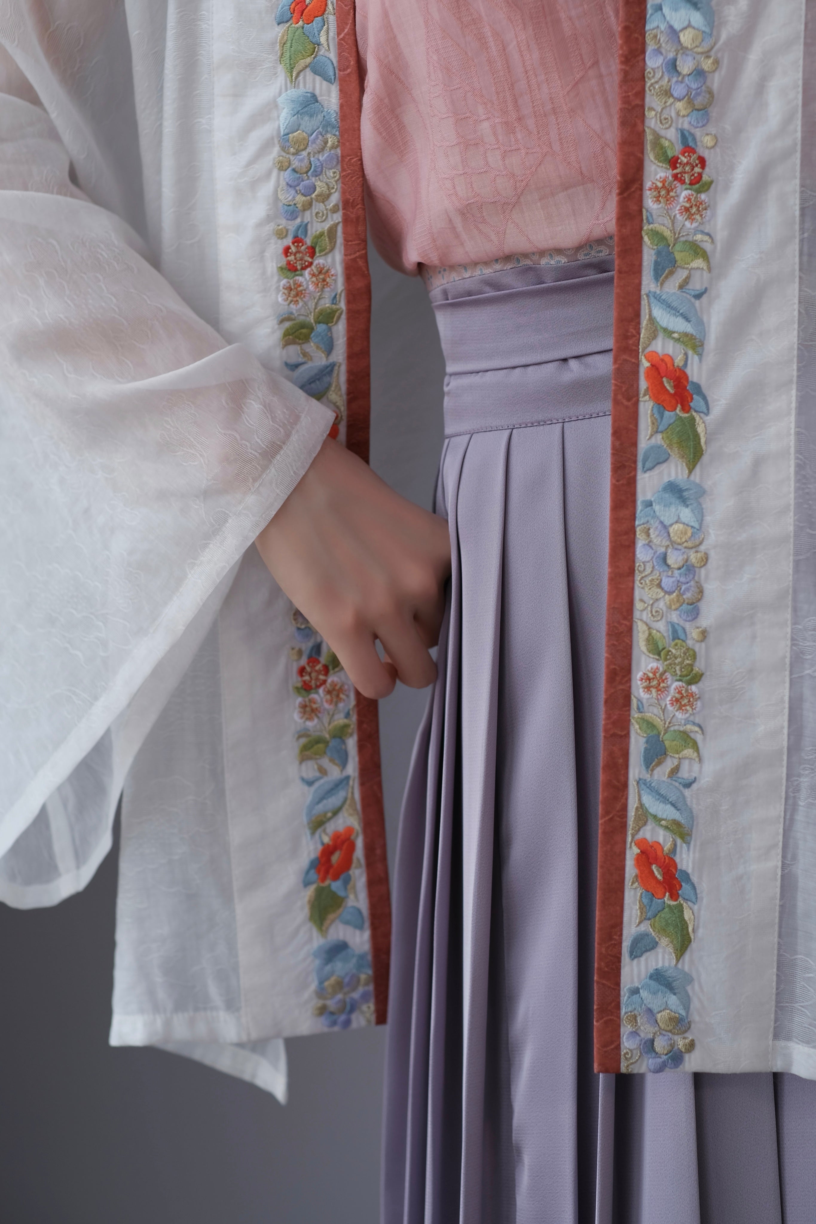 Yi Tiao 一条 Single Strip Song Dynasty Embroidered Floral Duanshan Short Top