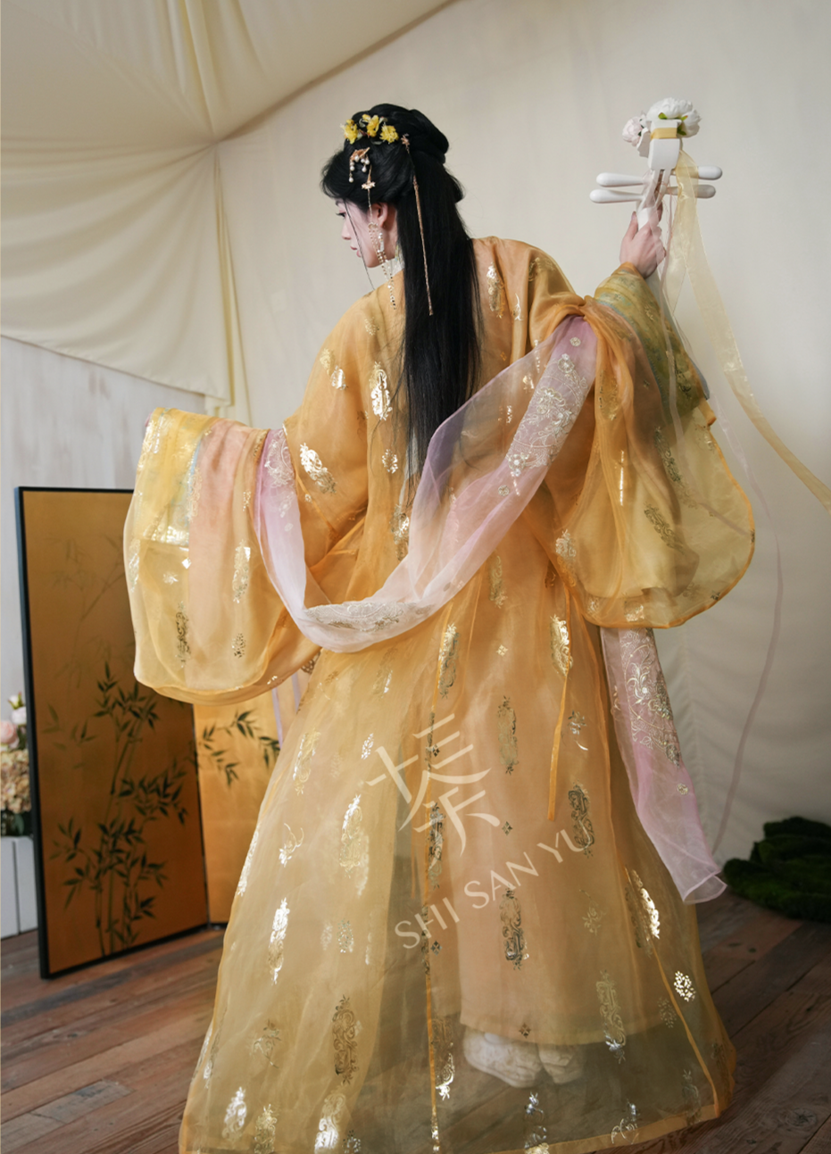 Qi Guang 齐光 Rising Light Fantasy Han Dynasty Golden Zhiju Robe à ourlet droit