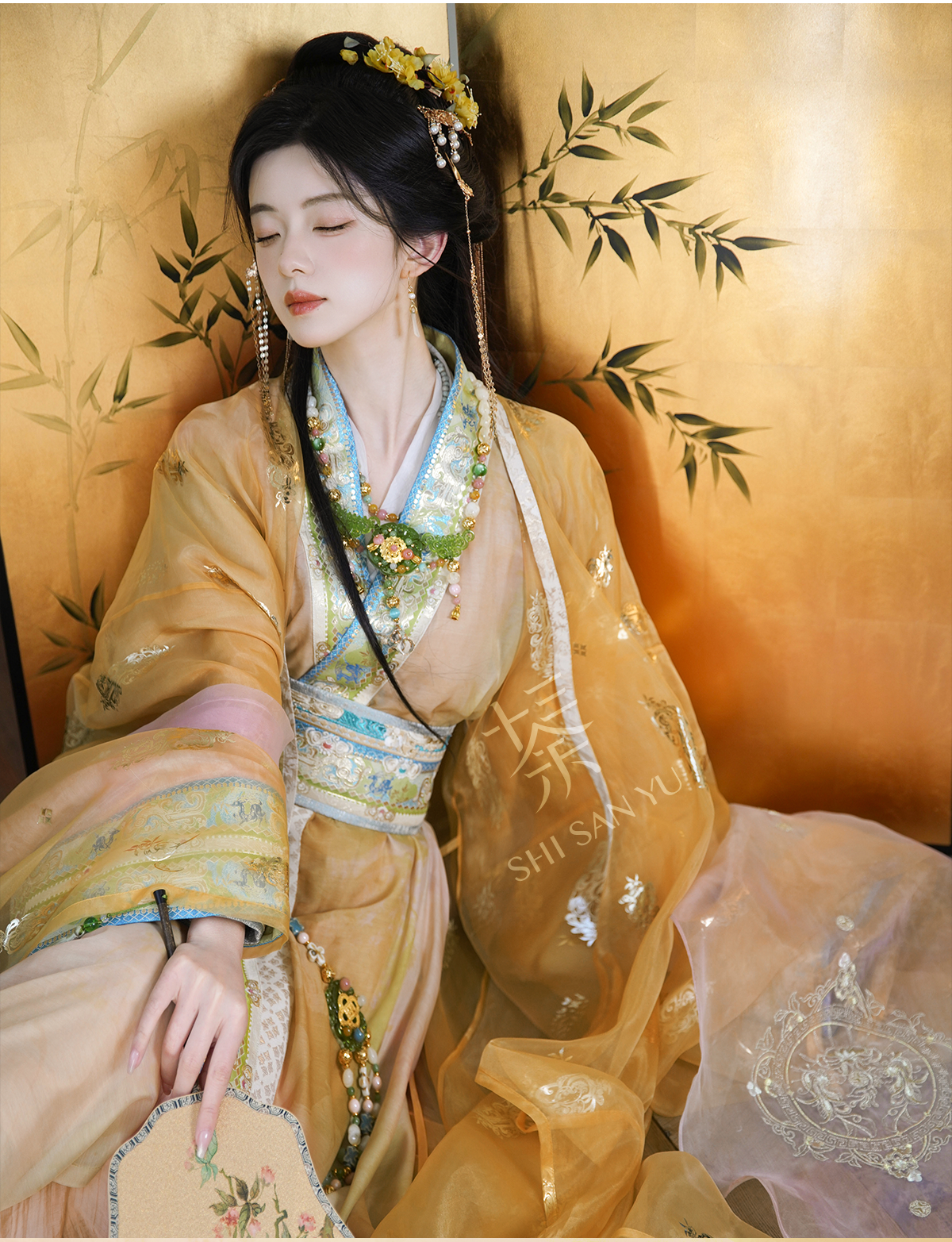 Qi Guang 齐光 Rising Light Fantasy Han Dynasty Golden Zhiju Robe à ourlet droit