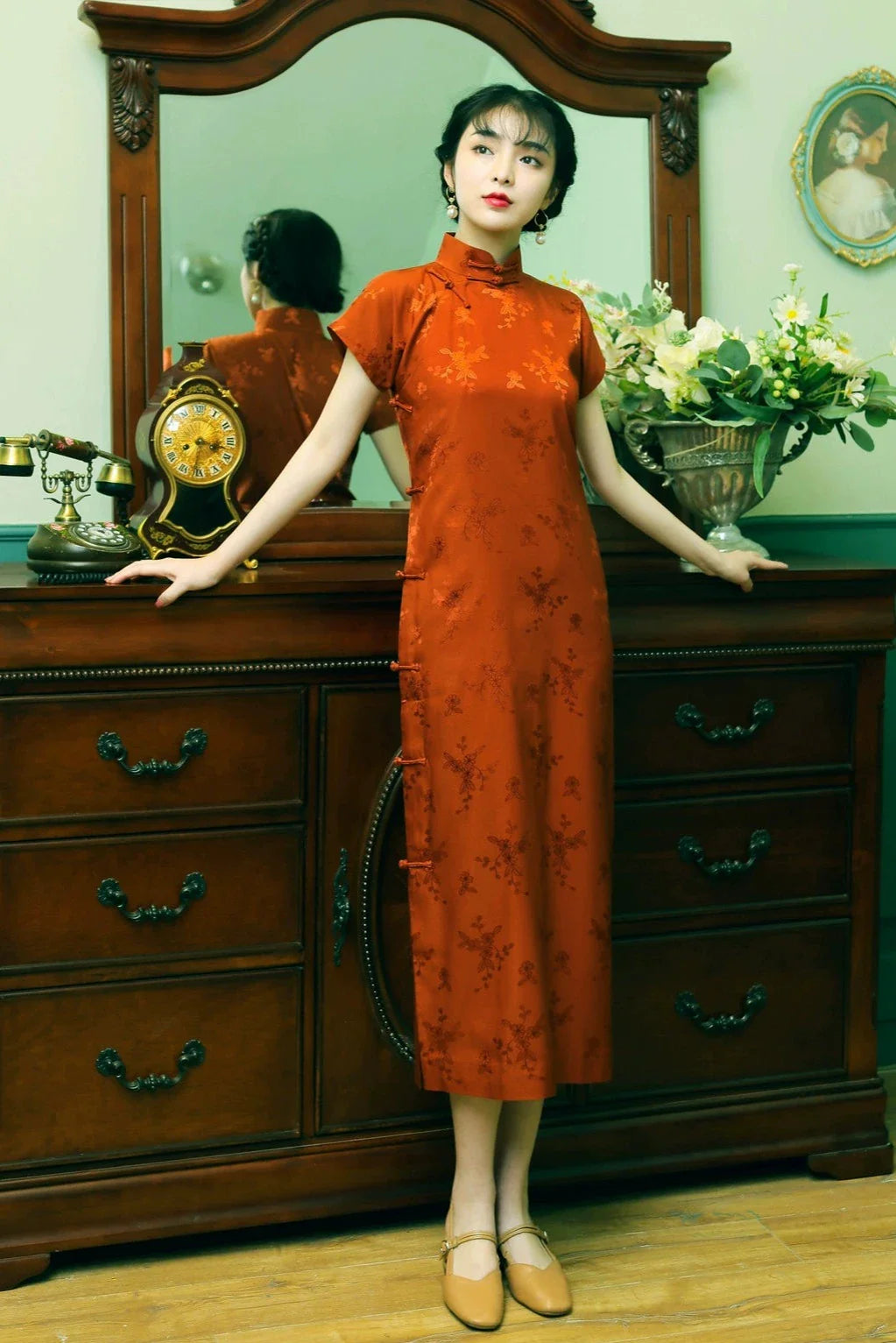 Галстук Сюй 铁锈 Ржаво-красный Ципао из атласа с цветочным принтом 1930-х годов с короткими рукавами