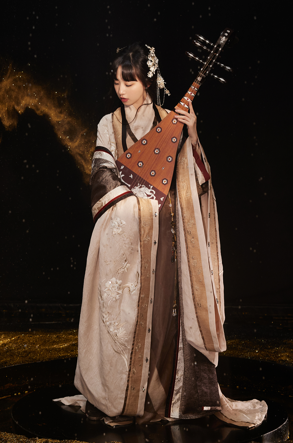Five String Melody 五弦华韵 Модернизированный комплект халатов из шелкового шелка Quju Zhiju времен династии Хань