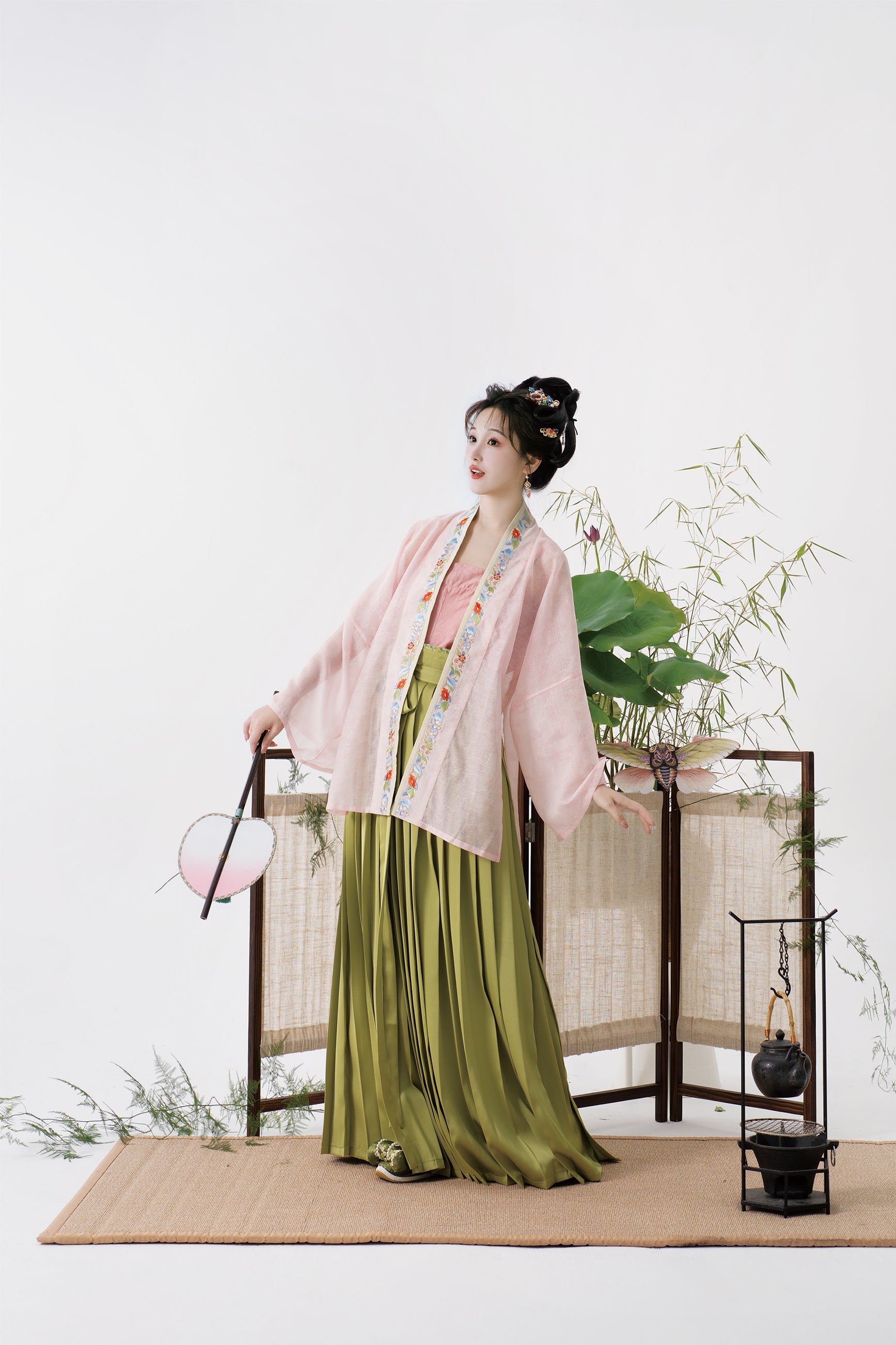 Yi Tiao 一条 Single Strip Song Dynasty Embroidered Floral Duanshan Short Top