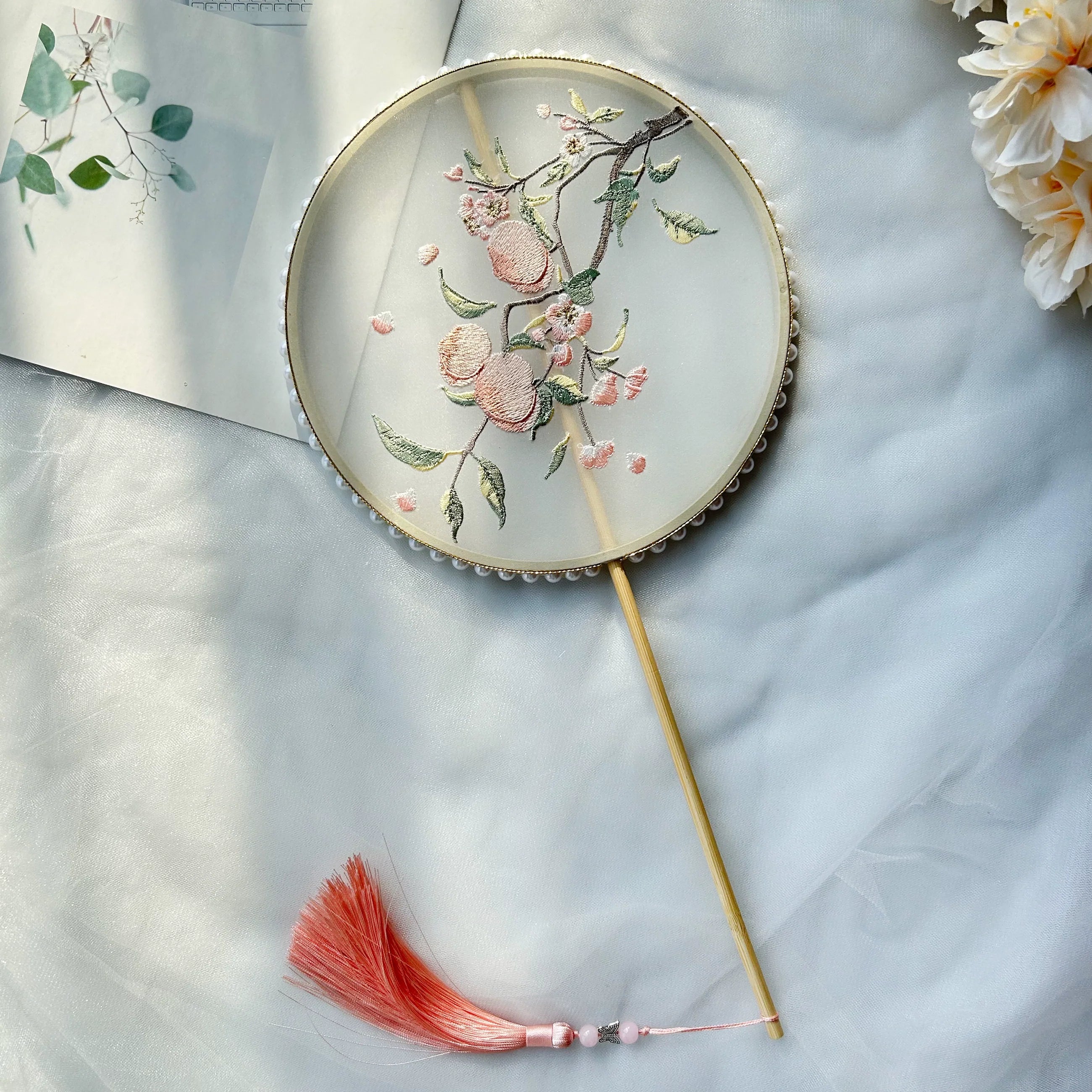 Xian Tao 仙桃 Cadre Papillon Pêche De Montagne Garniture De Perles Éventail Rond Tuanshan