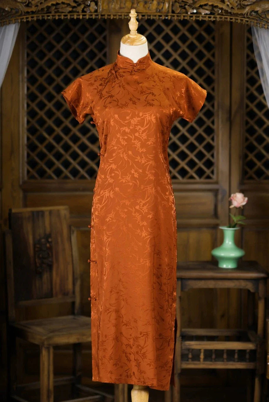 Галстук Сюй 铁锈 Ржаво-красный Ципао из атласа с цветочным принтом 1930-х годов с короткими рукавами