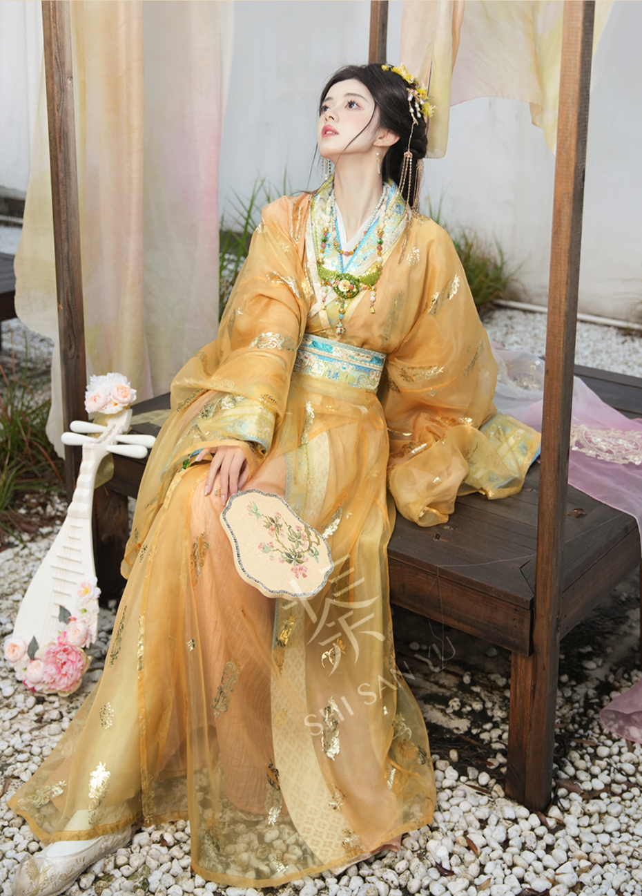 Qi Guang 齐光 Rising Light Fantasy Han Dynasty Golden Zhiju Robe à ourlet droit