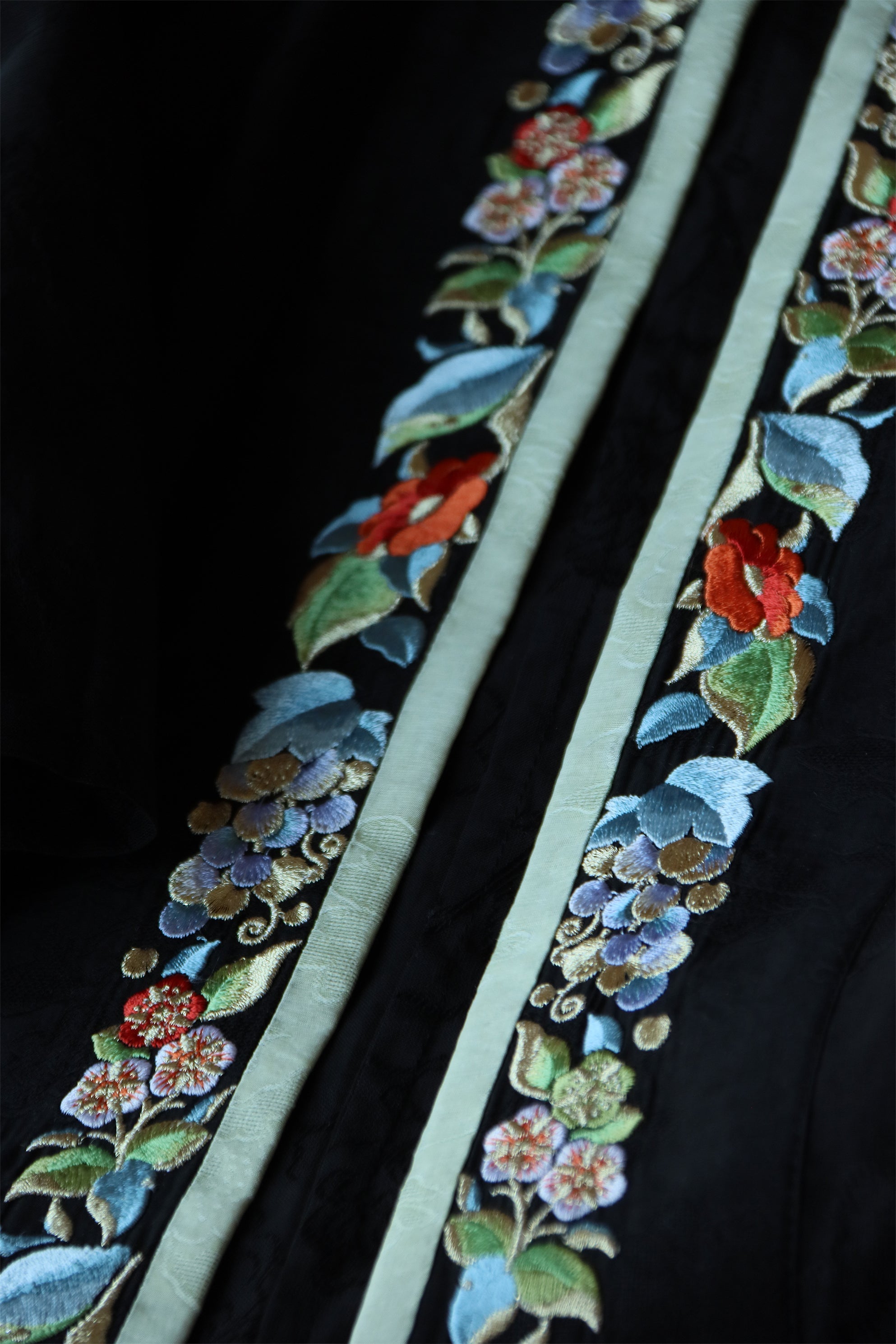 Yi Tiao 一条 Single Strip Song Dynasty Embroidered Floral Duanshan Short Top