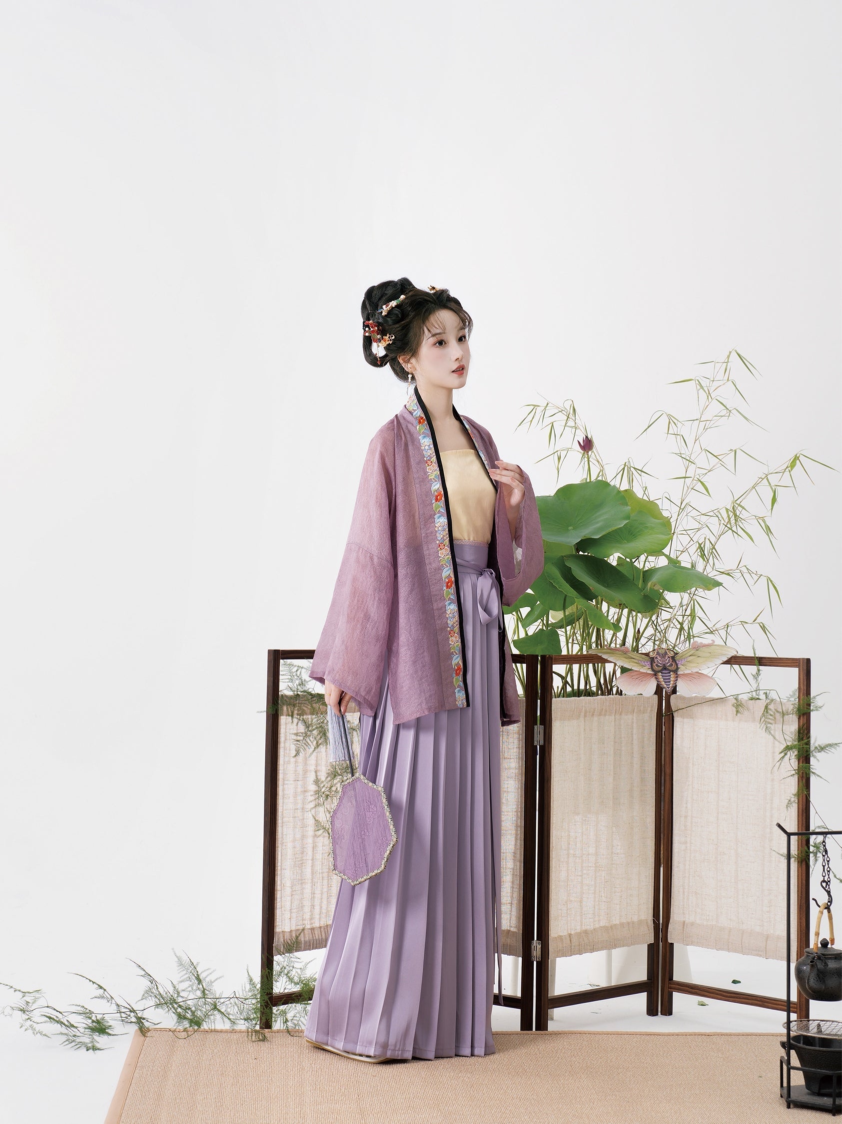 Yi Tiao 一条 Single Strip Song Dynasty Embroidered Floral Duanshan Short Top
