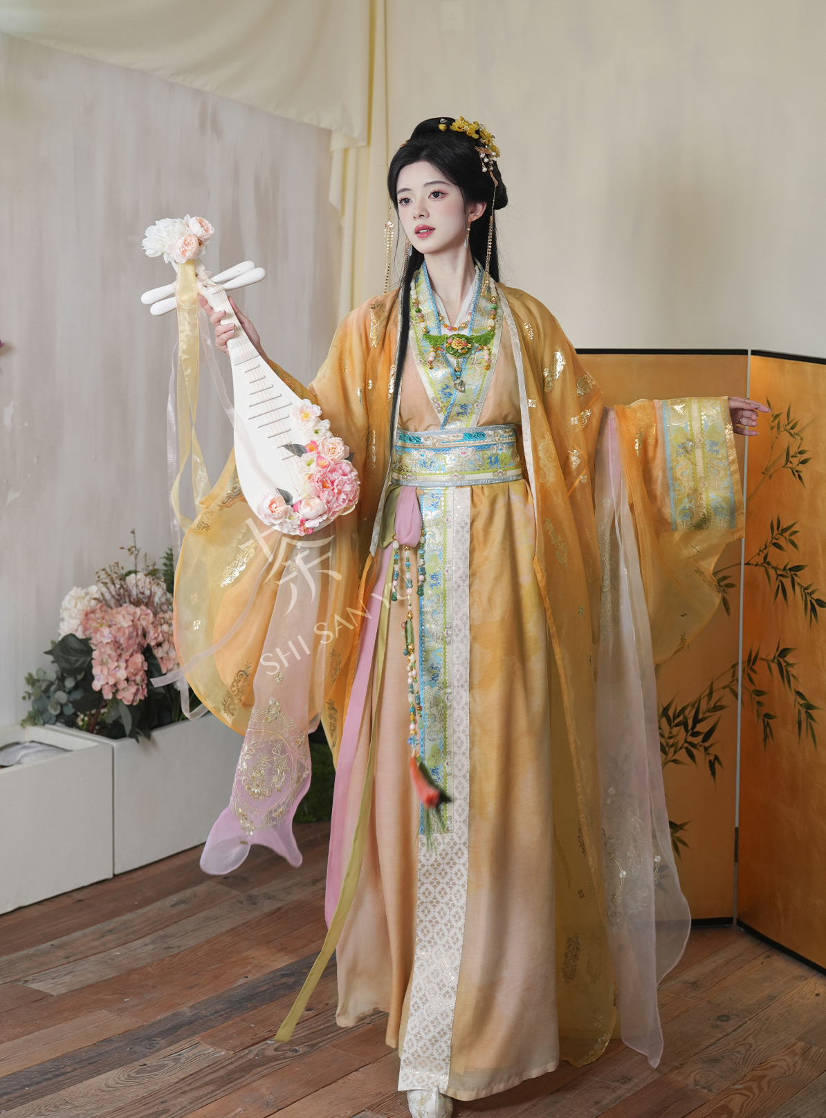 Qi Guang 齐光 Rising Light Fantasy Han Dynasty Golden Zhiju Robe à ourlet droit