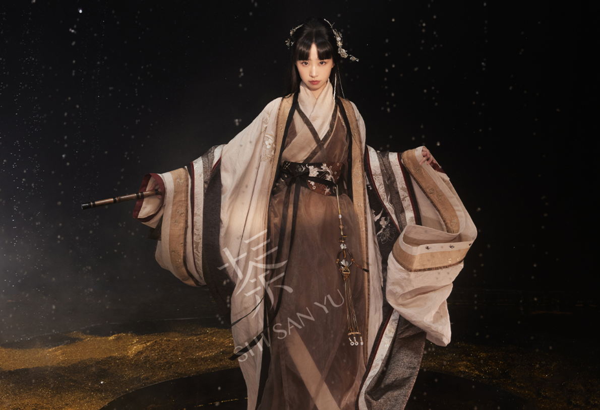 Five String Melody 五弦华韵 Модернизированный комплект халатов из шелкового шелка Quju Zhiju времен династии Хань