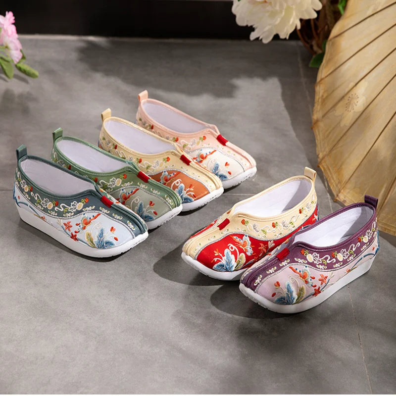 Summer Garden 夏季花园 Qing Dynasty Embroidered Rising Cloud Dengyun Shoes