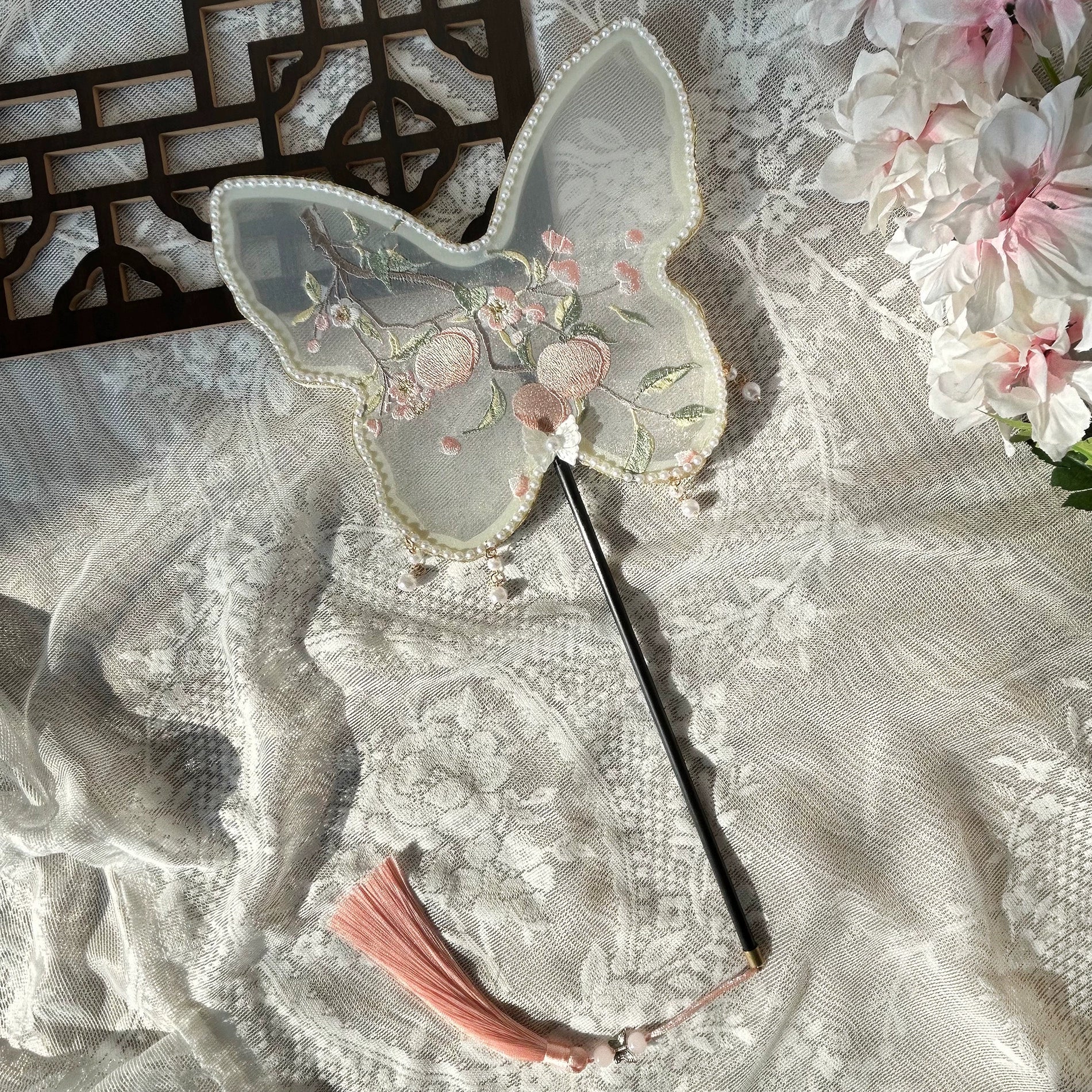 Xian Tao 仙桃 Cadre Papillon Pêche De Montagne Garniture De Perles Éventail Rond Tuanshan