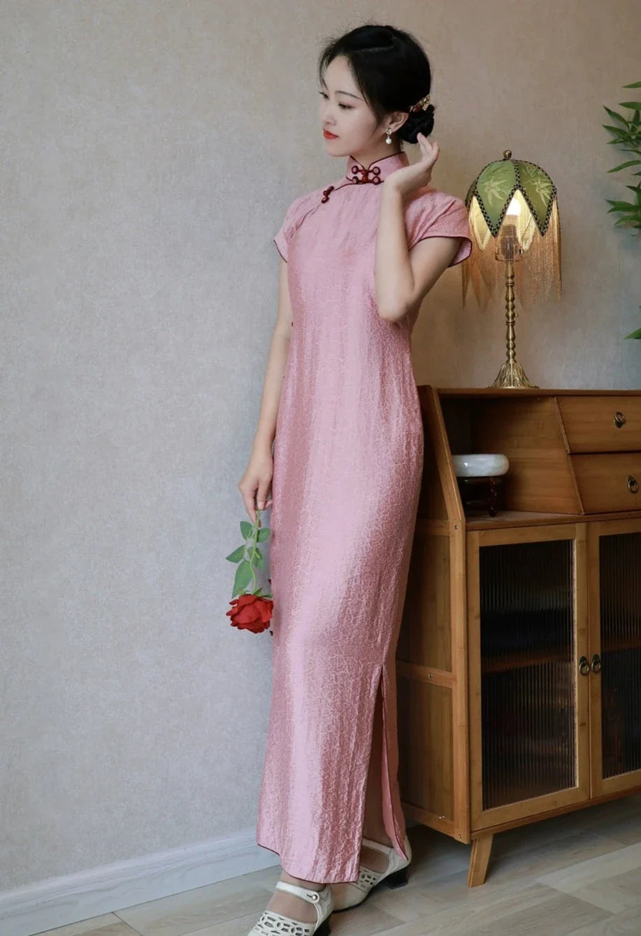 Инь Тао 樱桃 Вишнево-розовый Ципао с короткими рукавами и цветочным узлом 1930-х годов