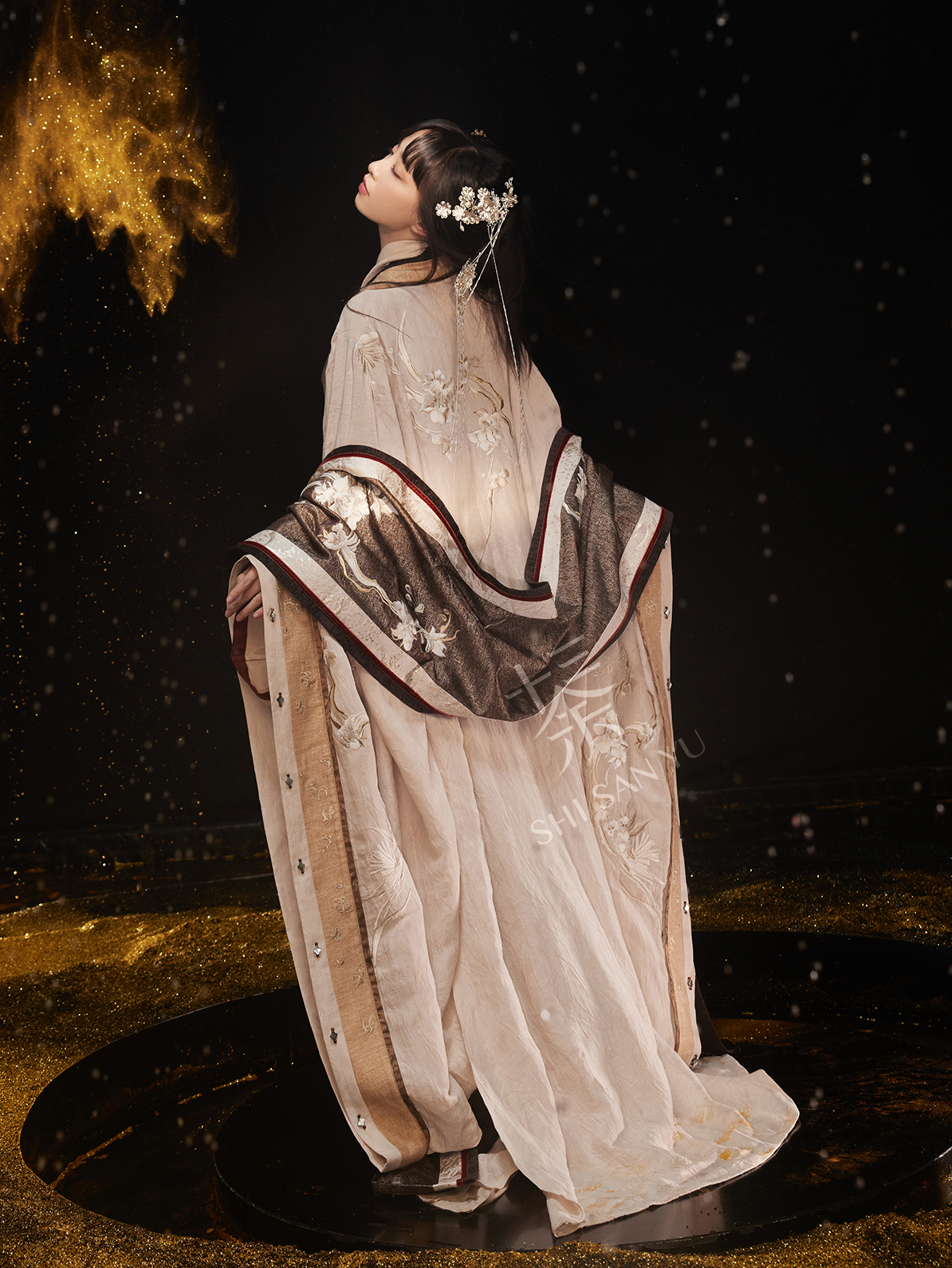 Five String Melody 五弦华韵 Модернизированный комплект халатов из шелкового шелка Quju Zhiju времен династии Хань