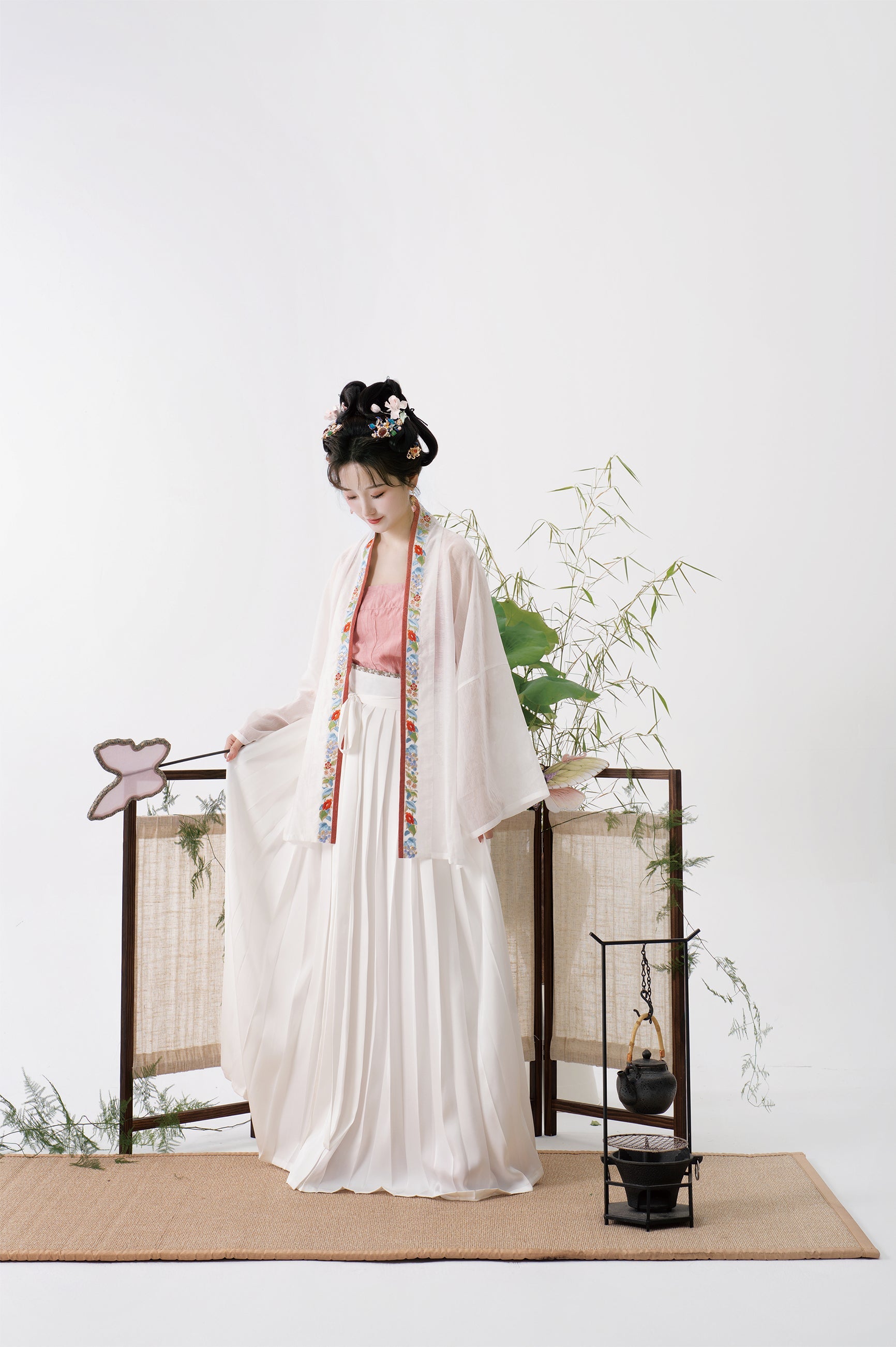 Yi Tiao 一条 Single Strip Song Dynasty Embroidered Floral Duanshan Short Top