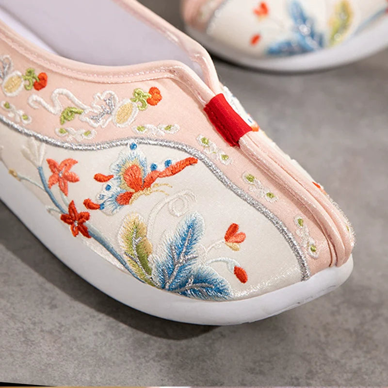 Summer Garden 夏季花园 Qing Dynasty Embroidered Rising Cloud Dengyun Shoes