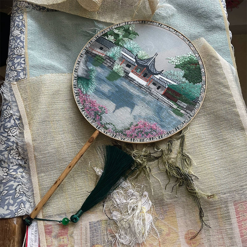 Huayuan Jingse 花园景色 Scènes de jardin Éventails ronds Tuanshan en soie brodée