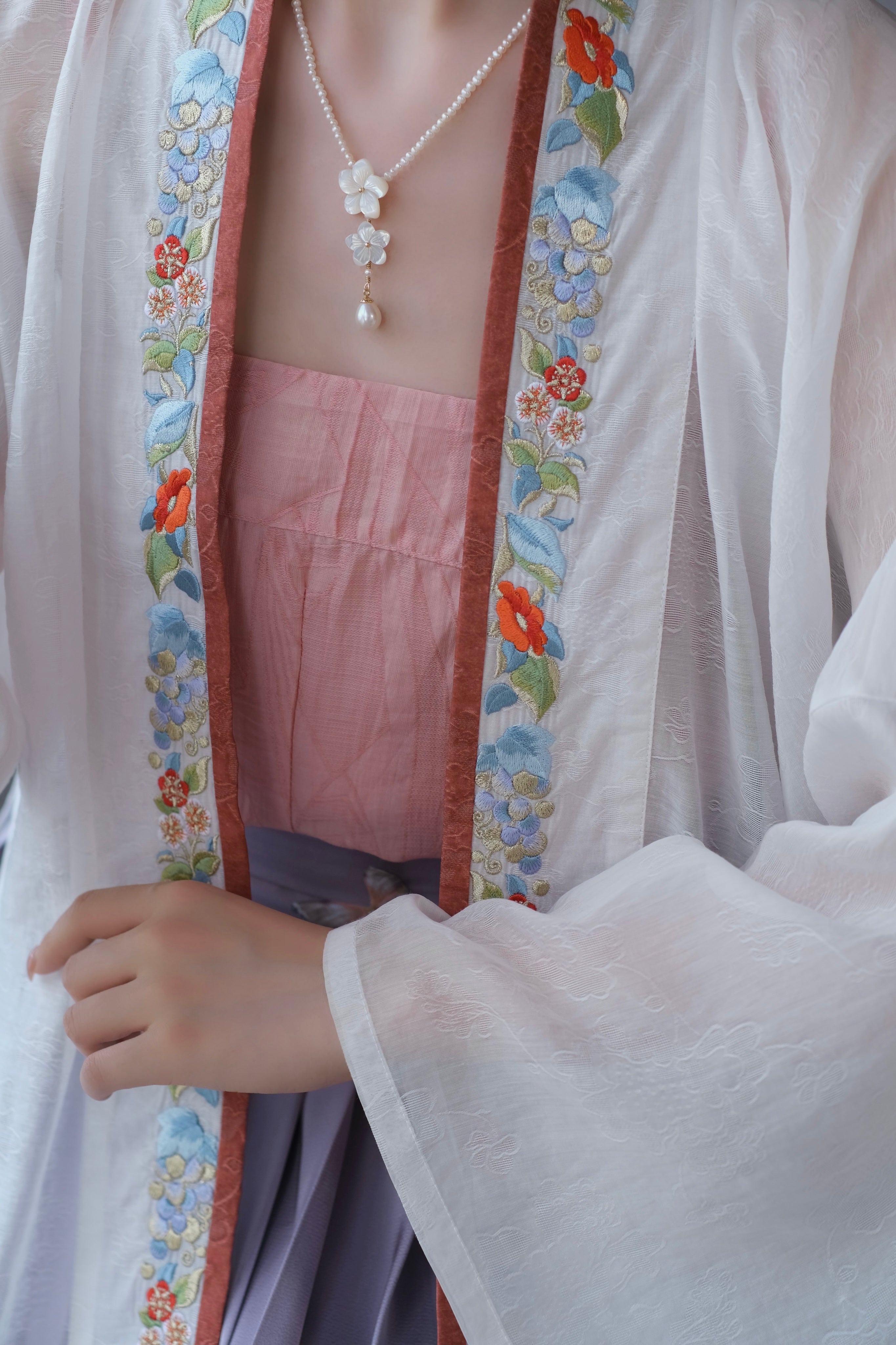 Yi Tiao 一条 Single Strip Song Dynasty Embroidered Floral Duanshan Short Top