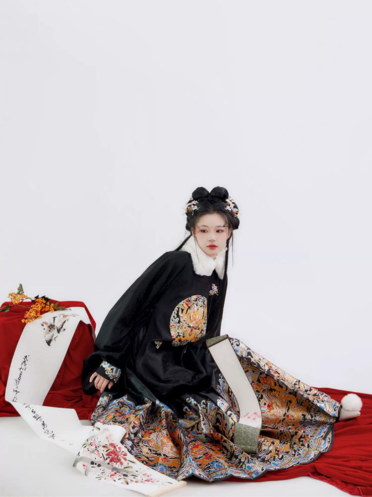 Лун И 龍椅 Драконий Трон Династии Мин Набор Юаньлинпао и Бицзя Аокюнь